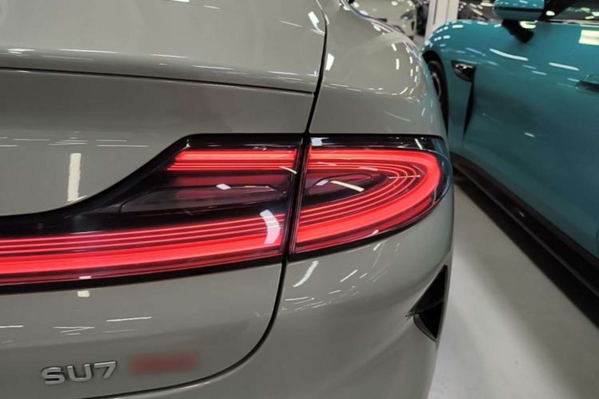 Used Xiaomi Auto SU7 2024 Four-Wheel Drive Ultra-Long Range Advanced Intelligent Driving Max Edition Right Rear Taillight