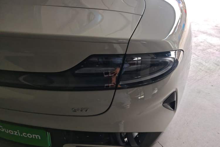 Used Xiaomi Auto SU7 2024 Rear-Drive Long-Range Intelligent Driving Version Right Rear Taillight