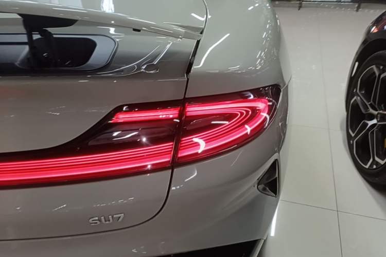 Used Xiaomi Auto SU7 2024 Rear-Drive Ultra-Long Range Advanced Pro-Level Intelligent Driving Version Right Rear Taillight