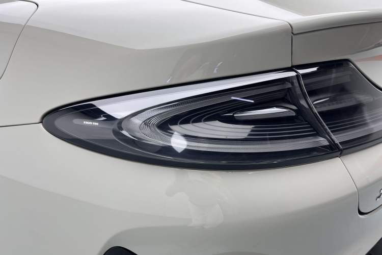 Used Xiaomi Auto SU7 2024 Rear-Drive Long-Range Intelligent Driving Version Right Rear Taillight