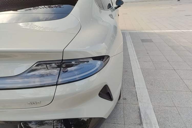 Used Xiaomi Auto SU7 2024 Rear-Drive Ultra-Long Range Advanced Pro-Level Intelligent Driving Version Right Rear Taillight