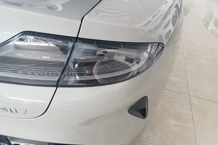 Used Xiaomi Auto SU7 2024 Rear-Drive Ultra-Long Range Advanced Pro-Level Intelligent Driving Version Right Rear Taillight