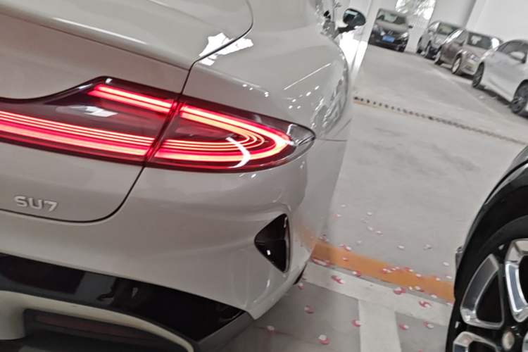 Used Xiaomi Auto SU7 2024 Rear-Drive Long-Range Intelligent Driving Version Right Rear Taillight