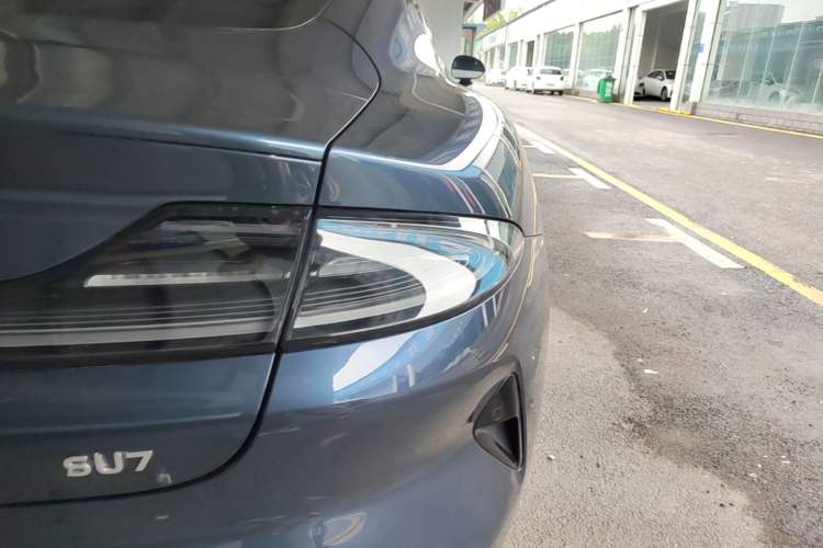 Used Xiaomi Auto SU7 2024 Rear-Drive Long-Range Intelligent Driving Version Right Rear Taillight