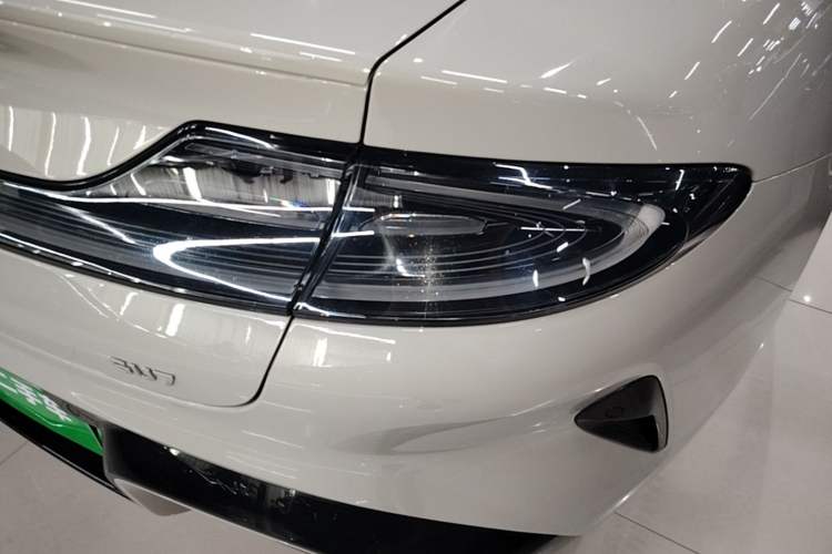 Used Xiaomi Auto SU7 2024 Rear-Drive Ultra-Long Range Advanced Pro-Level Intelligent Driving Version Right Rear Taillight