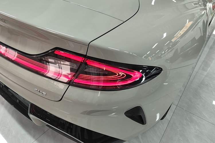 Used Xiaomi Auto SU7 2024 Rear-Drive Ultra-Long Range Advanced Pro-Level Intelligent Driving Version Right Rear Taillight
