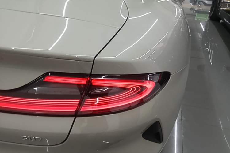 Used Xiaomi Auto SU7 2024 Rear-Drive Long-Range Intelligent Driving Version Right Rear Taillight