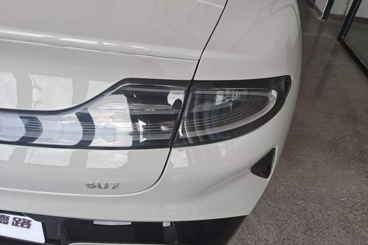 Used Xiaomi Auto SU7 2024 Rear-Drive Long-Range Intelligent Driving Version Right Rear Taillight