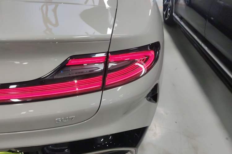 Used Xiaomi Auto SU7 2024 Rear-Drive Long-Range Intelligent Driving Version Right Rear Taillight