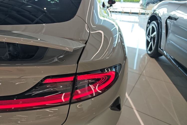 Used Xiaomi Auto SU7 2024 Rear-Drive Ultra-Long Range Advanced Pro-Level Intelligent Driving Version Right Rear Taillight