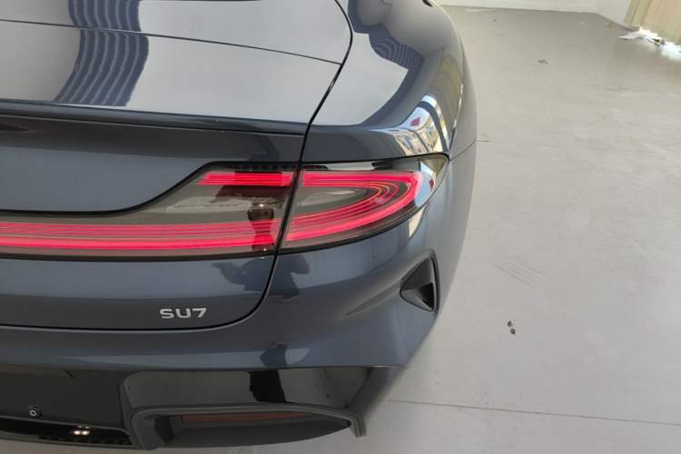 Used Xiaomi Auto SU7 2024 Rear-Drive Ultra-Long Range Advanced Pro-Level Intelligent Driving Version Right Rear Taillight