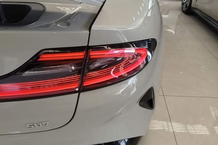 Used Xiaomi Auto SU7 2024 Rear-Drive Ultra-Long Range Advanced Pro-Level Intelligent Driving Version Right Rear Taillight