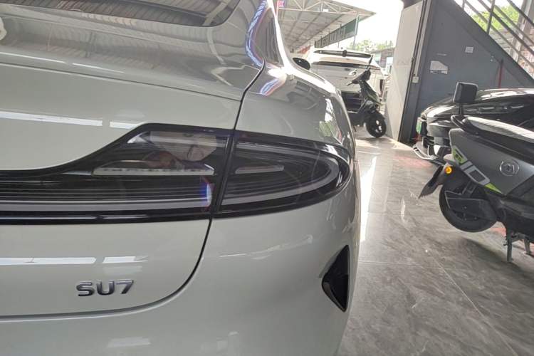 Used Xiaomi Auto SU7 2024 Rear-Drive Ultra-Long Range Advanced Pro-Level Intelligent Driving Version Right Rear Taillight