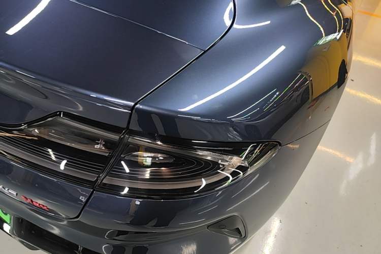 Used Xiaomi Auto SU7 2024 Four-Wheel Drive Ultra-Long Range Advanced Intelligent Driving Max Edition Right Rear Taillight