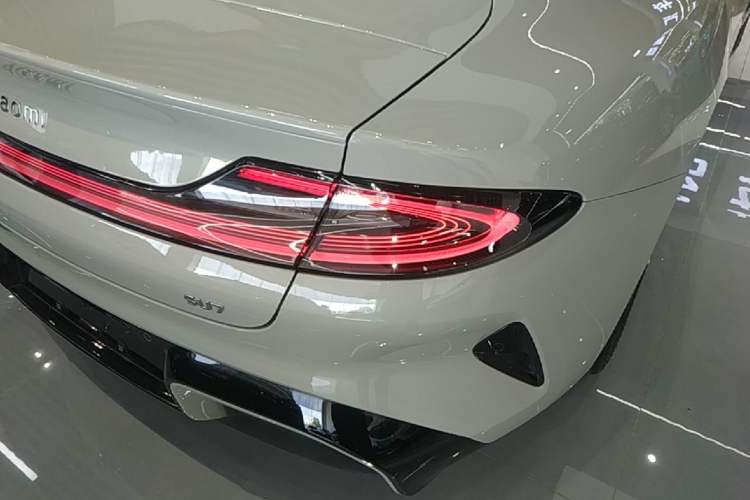 Used Xiaomi Auto SU7 2024 Rear-Drive Long-Range Intelligent Driving Version Right Rear Taillight