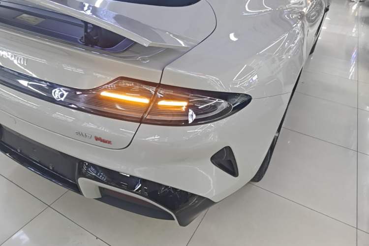 Used Xiaomi Auto SU7 2024 Four-Wheel Drive Ultra-Long Range Advanced Intelligent Driving Max Edition Right Rear Taillight