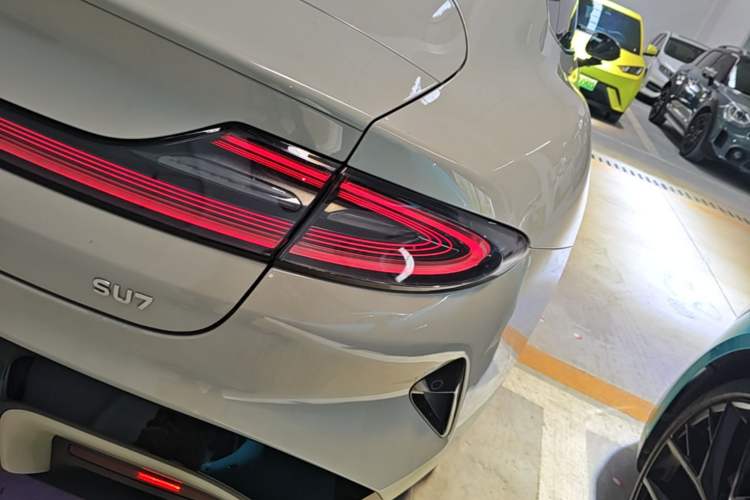 Used Xiaomi Auto SU7 2024 Rear-Drive Long-Range Intelligent Driving Version Right Rear Taillight