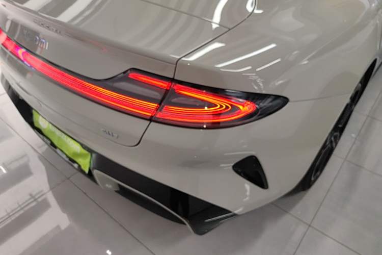 Used Xiaomi Auto SU7 2024 Rear-Drive Long-Range Intelligent Driving Version Right Rear Taillight
