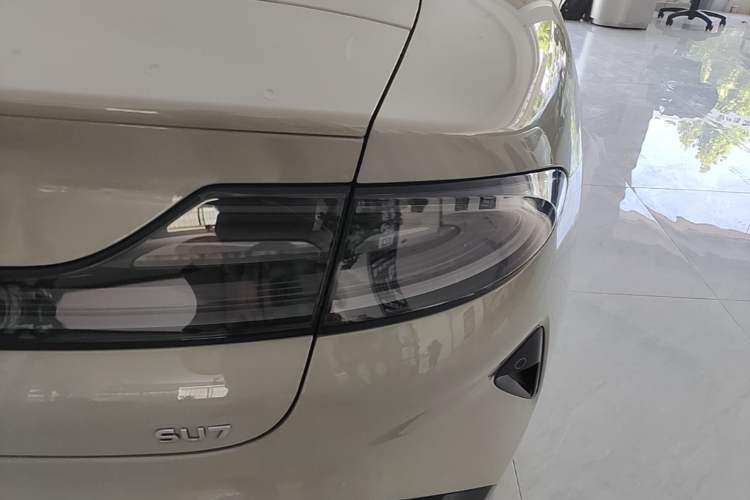 Used Xiaomi Auto SU7 2024 Rear-Drive Ultra-Long Range Advanced Pro-Level Intelligent Driving Version Right Rear Taillight