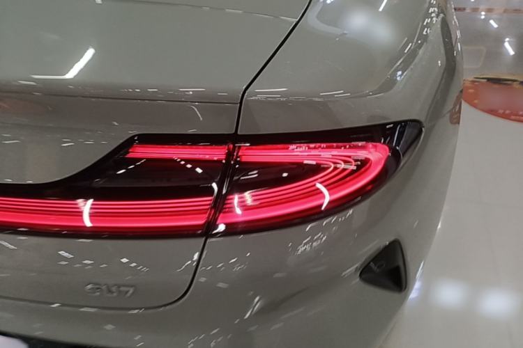 Used Xiaomi Auto SU7 2024 Rear-Drive Long-Range Intelligent Driving Version Right Rear Taillight