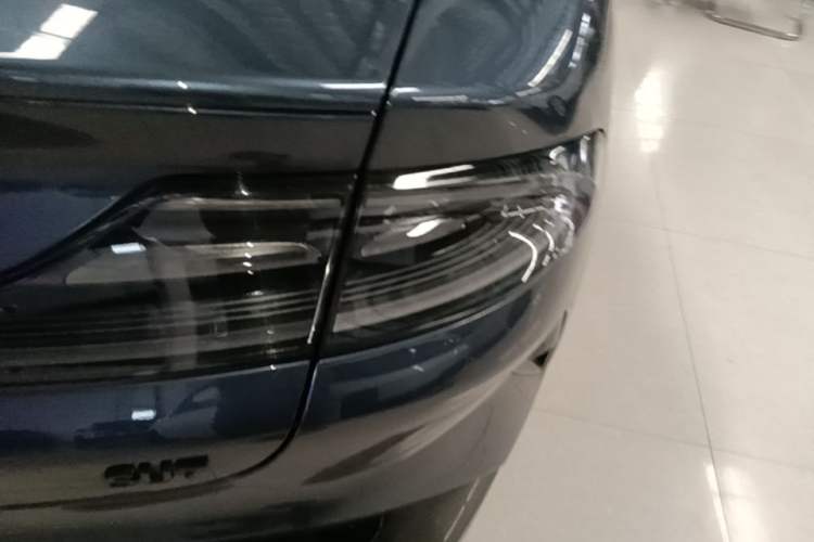 Used Xiaomi Auto SU7 2024 Rear-Drive Ultra-Long Range Advanced Pro-Level Intelligent Driving Version Right Rear Taillight