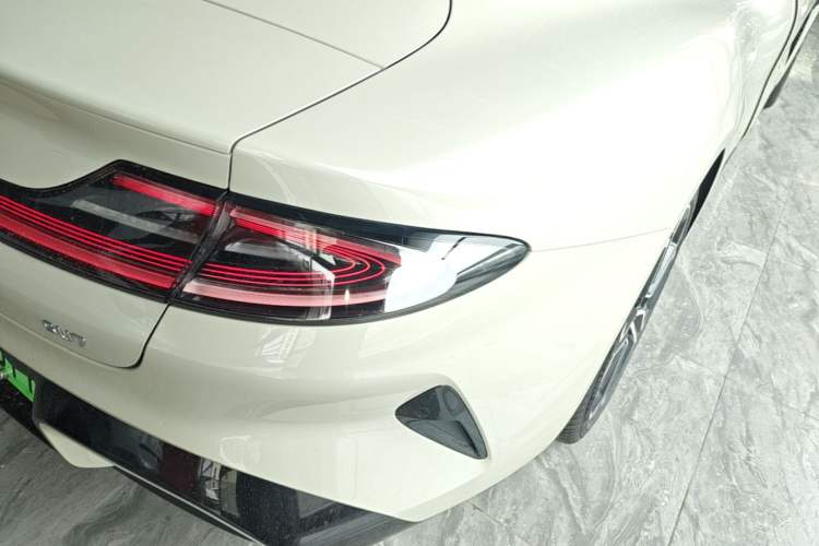 Used Xiaomi Auto SU7 2024 Rear-Drive Long-Range Intelligent Driving Version Right Rear Taillight