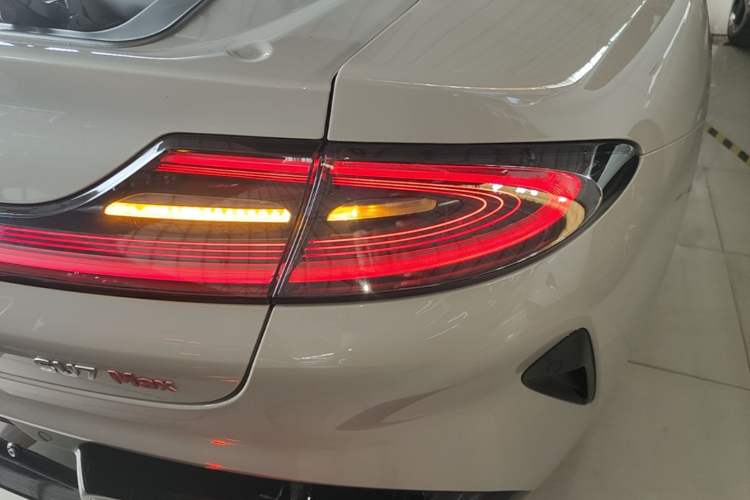 Used Xiaomi Auto SU7 2024 Four-Wheel Drive Ultra-Long Range Advanced Intelligent Driving Max Edition Right Rear Taillight