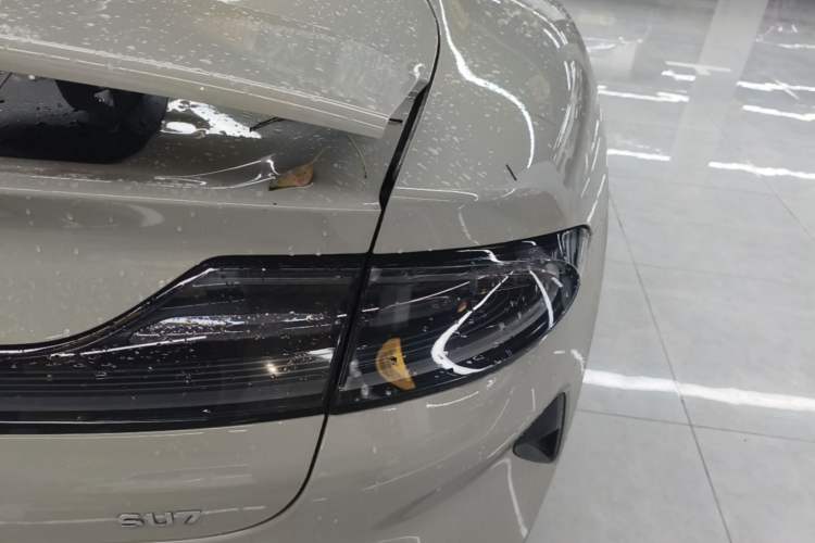 Used Xiaomi Auto SU7 2024 Rear-Drive Ultra-Long Range Advanced Pro-Level Intelligent Driving Version Right Rear Taillight