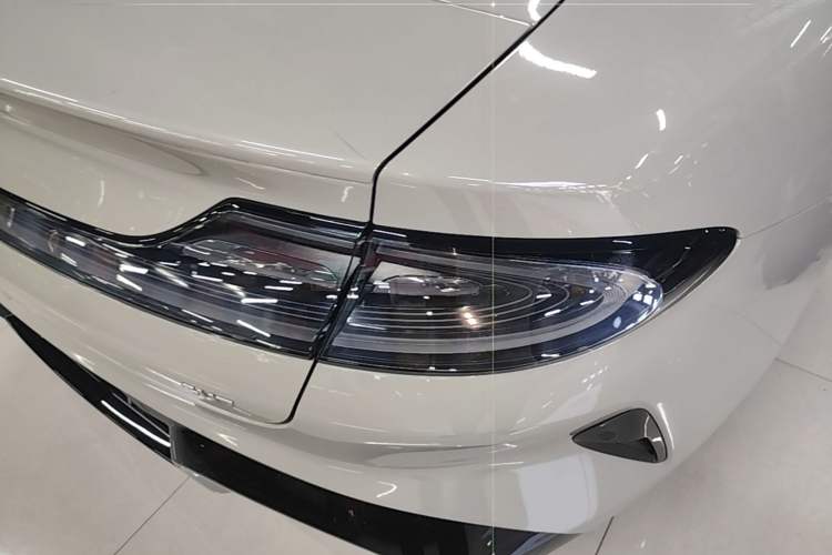 Used Xiaomi Auto SU7 2024 Rear-Drive Long-Range Intelligent Driving Version Right Rear Taillight