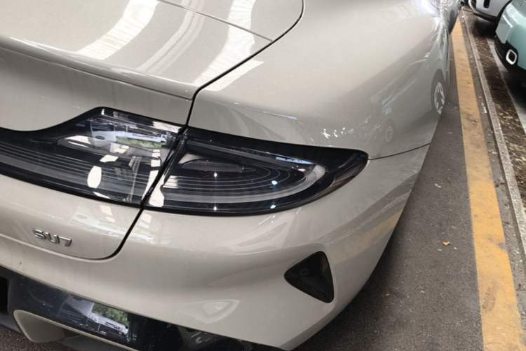 Used Xiaomi Auto SU7 2024 Rear-Drive Ultra-Long Range Advanced Pro-Level Intelligent Driving Version Right Rear Taillight