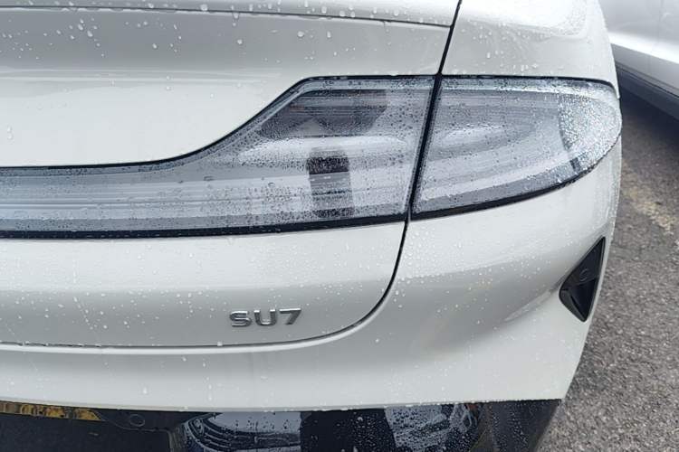 Used Xiaomi Auto SU7 2024 Rear-Drive Long-Range Intelligent Driving Version Right Rear Taillight
