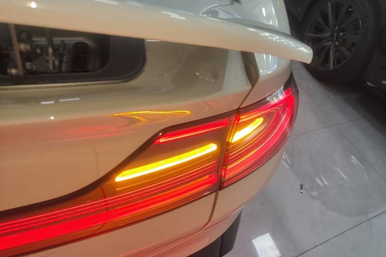 Used Xiaomi Auto SU7 2024 Four-Wheel Drive Ultra-Long Range Advanced Intelligent Driving Max Edition Right Rear Taillight