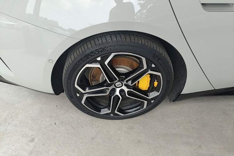 Used Xiaomi Auto SU7 2024 Rear-Drive Ultra-Long Range Advanced Pro-Level Intelligent Driving Version Right Rear Wheel Hub