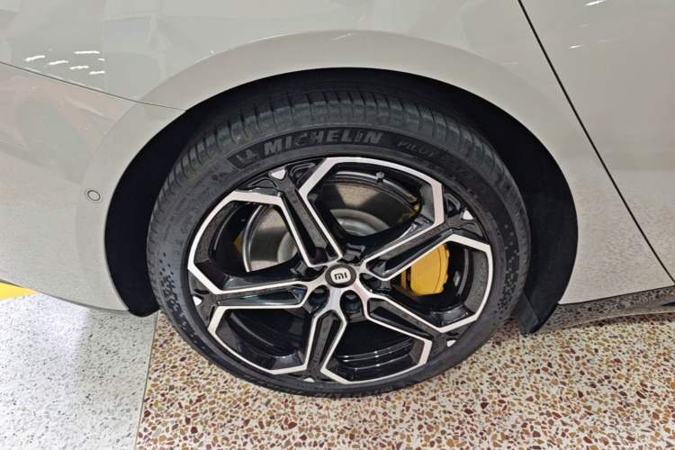 Used Xiaomi Auto SU7 2024 Rear-Drive Ultra-Long Range Advanced Pro-Level Intelligent Driving Version Right Rear Wheel Hub