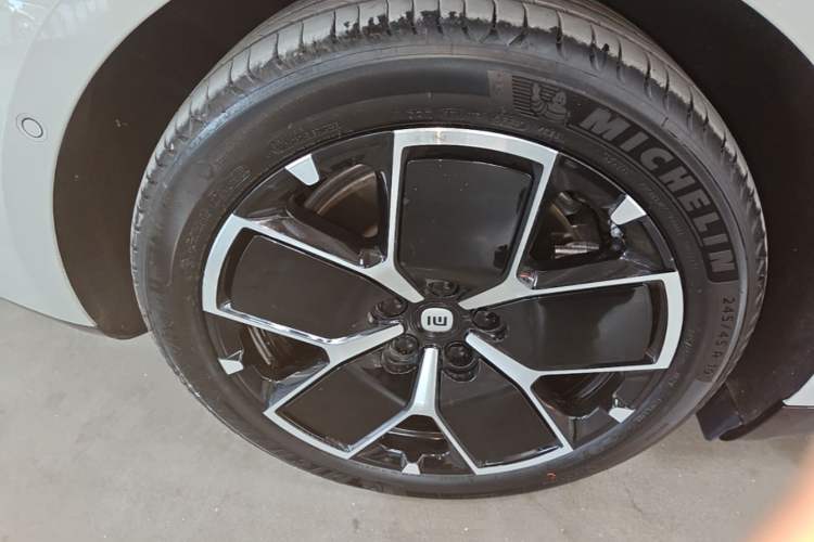Used Xiaomi Auto SU7 2024 Rear-Drive Long-Range Intelligent Driving Version Right Rear Wheel Hub