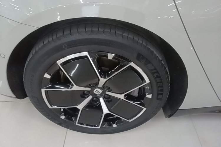 Used Xiaomi Auto SU7 2024 Rear-Drive Long-Range Intelligent Driving Version Right Rear Wheel Hub