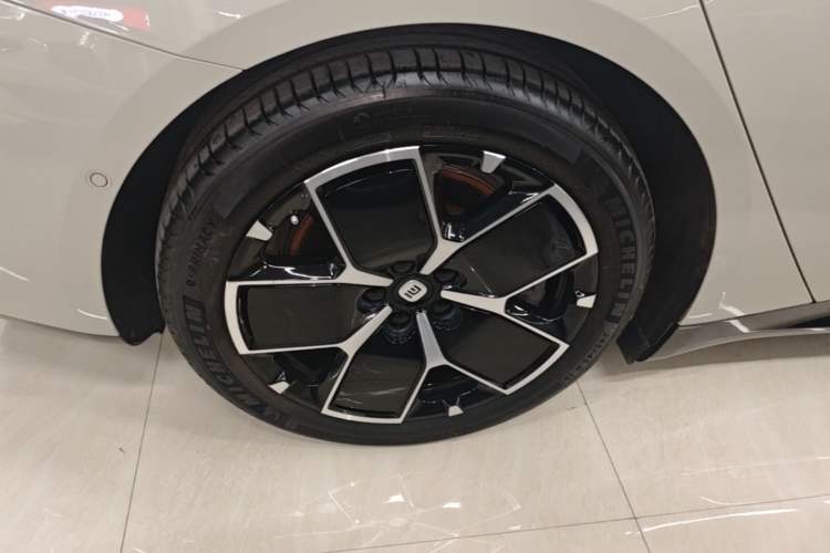 Used Xiaomi Auto SU7 2024 Rear-Drive Ultra-Long Range Advanced Pro-Level Intelligent Driving Version Right Rear Wheel Hub