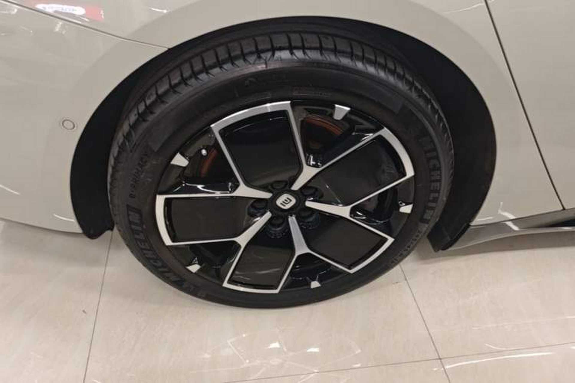 Used Xiaomi Auto SU7 2024 Rear-Drive Ultra-Long Range Advanced Pro-Level Intelligent Driving Version Right Rear Wheel Hub