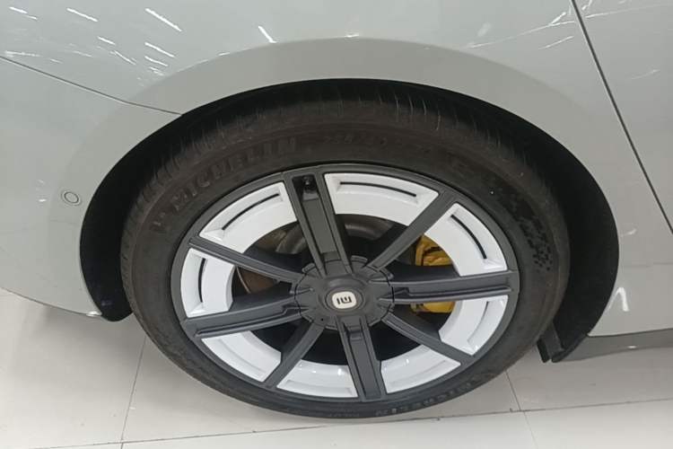 Used Xiaomi Auto SU7 2024 Four-Wheel Drive Ultra-Long Range Advanced Intelligent Driving Max Edition Right Rear Wheel Hub