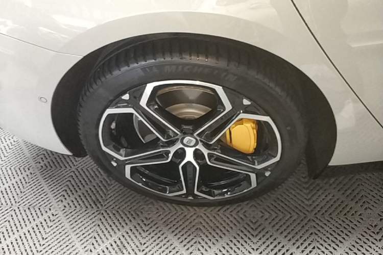 Used Xiaomi Auto SU7 2024 Rear-Drive Ultra-Long Range Advanced Pro-Level Intelligent Driving Version Right Rear Wheel Hub