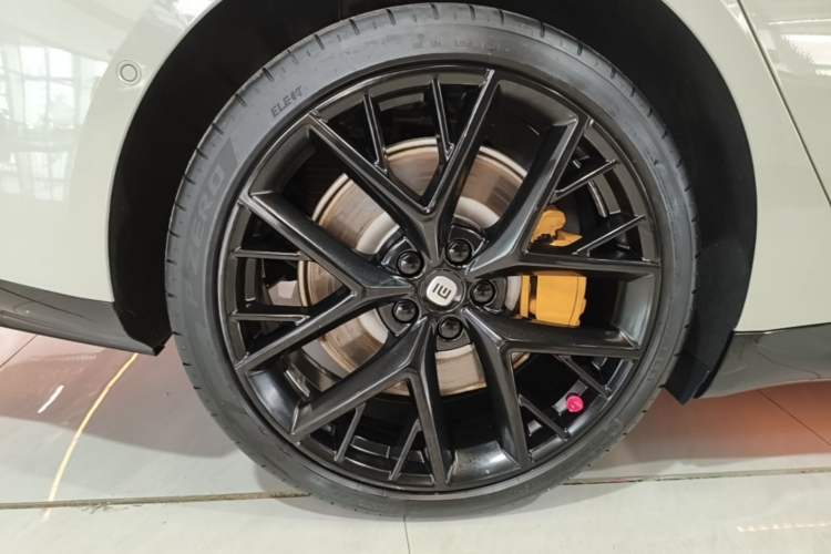 Used Xiaomi Auto SU7 2024 Four-Wheel Drive Ultra-Long Range Advanced Intelligent Driving Max Edition Right Rear Wheel Hub