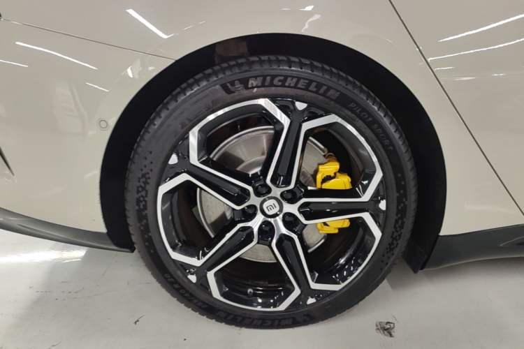 Used Xiaomi Auto SU7 2024 Four-Wheel Drive Ultra-Long Range Advanced Intelligent Driving Max Edition Right Rear Wheel Hub