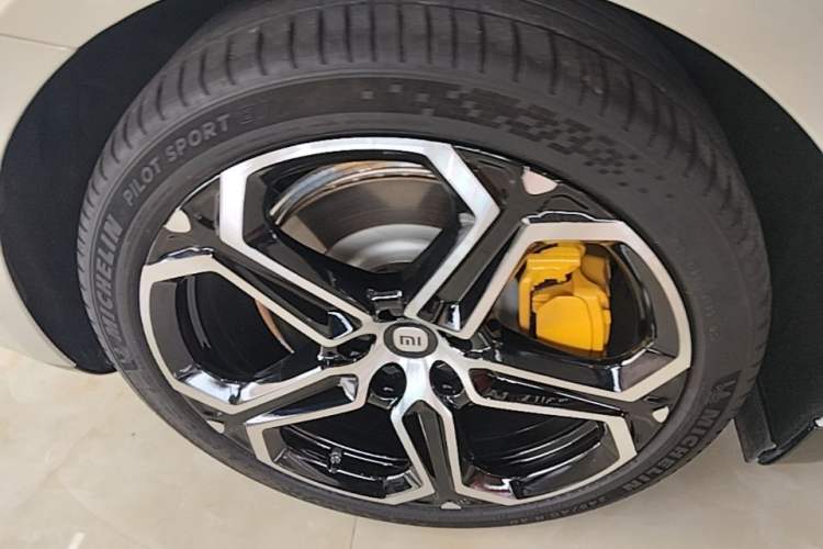 Used Xiaomi Auto SU7 2024 Rear-Drive Ultra-Long Range Advanced Pro-Level Intelligent Driving Version Right Rear Wheel Hub