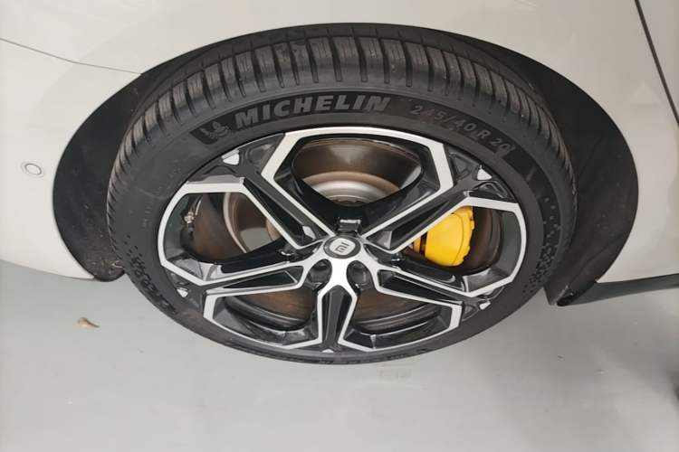 Used Xiaomi Auto SU7 2024 Rear-Drive Long-Range Intelligent Driving Version Right Rear Wheel Hub