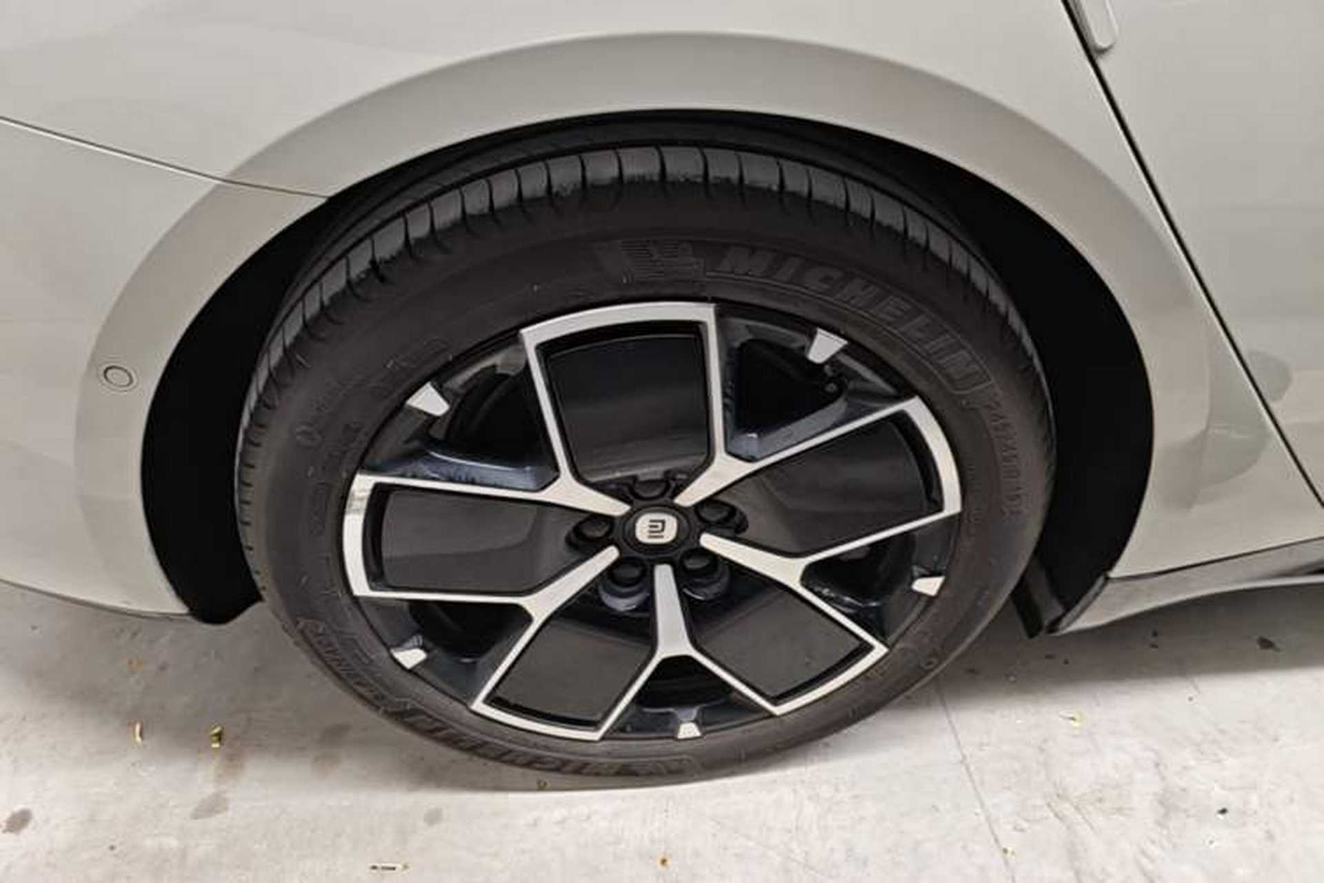 Used Xiaomi Auto SU7 2024 Rear-Drive Long-Range Intelligent Driving Version Right Rear Wheel Hub