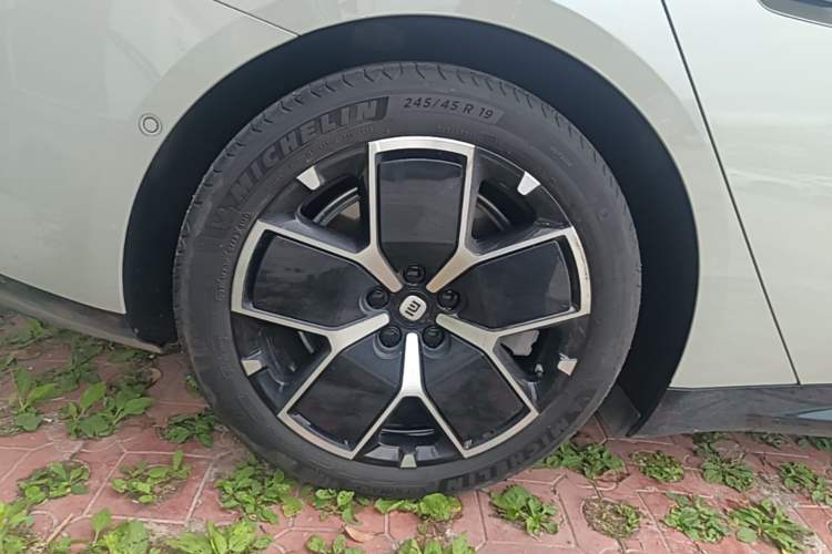 Used Xiaomi Auto SU7 2024 Rear-Drive Ultra-Long Range Advanced Pro-Level Intelligent Driving Version Right Rear Wheel Hub