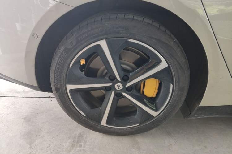 Used Xiaomi Auto SU7 2024 Four-Wheel Drive Ultra-Long Range Advanced Intelligent Driving Max Edition Right Rear Wheel Hub