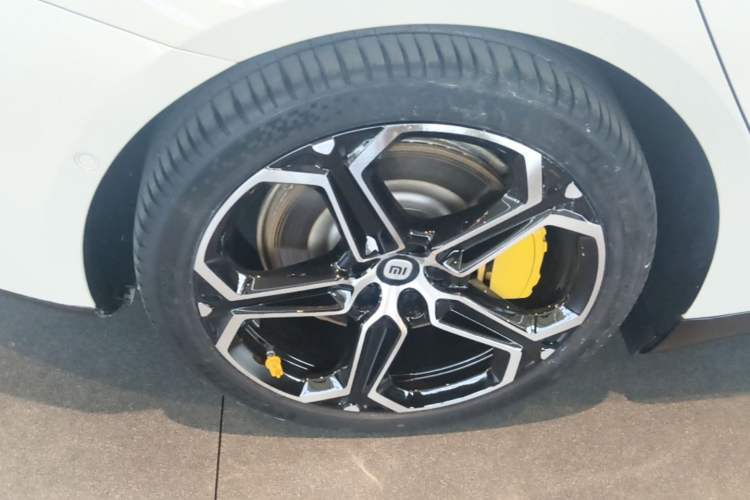 Used Xiaomi Auto SU7 2024 Rear-Drive Long-Range Intelligent Driving Version Right Rear Wheel Hub