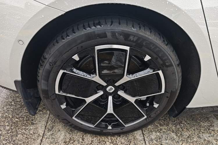 Used Xiaomi Auto SU7 2024 Rear-Drive Ultra-Long Range Advanced Pro-Level Intelligent Driving Version Right Rear Wheel Hub