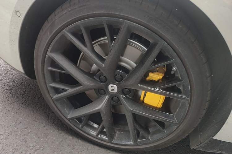 Used Xiaomi Auto SU7 2024 Four-Wheel Drive Ultra-Long Range Advanced Intelligent Driving Max Edition Right Rear Wheel Hub
